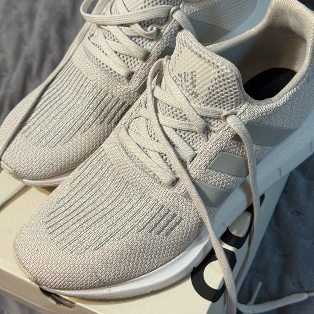 Adidas Women Size 9 COMFORTABLE GO-TO SNEAKERS FOR LIFE'S DAILY MOVES